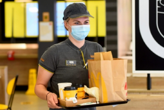 美国劳动力短缺，麦当劳营业时间比疫情前减少10%